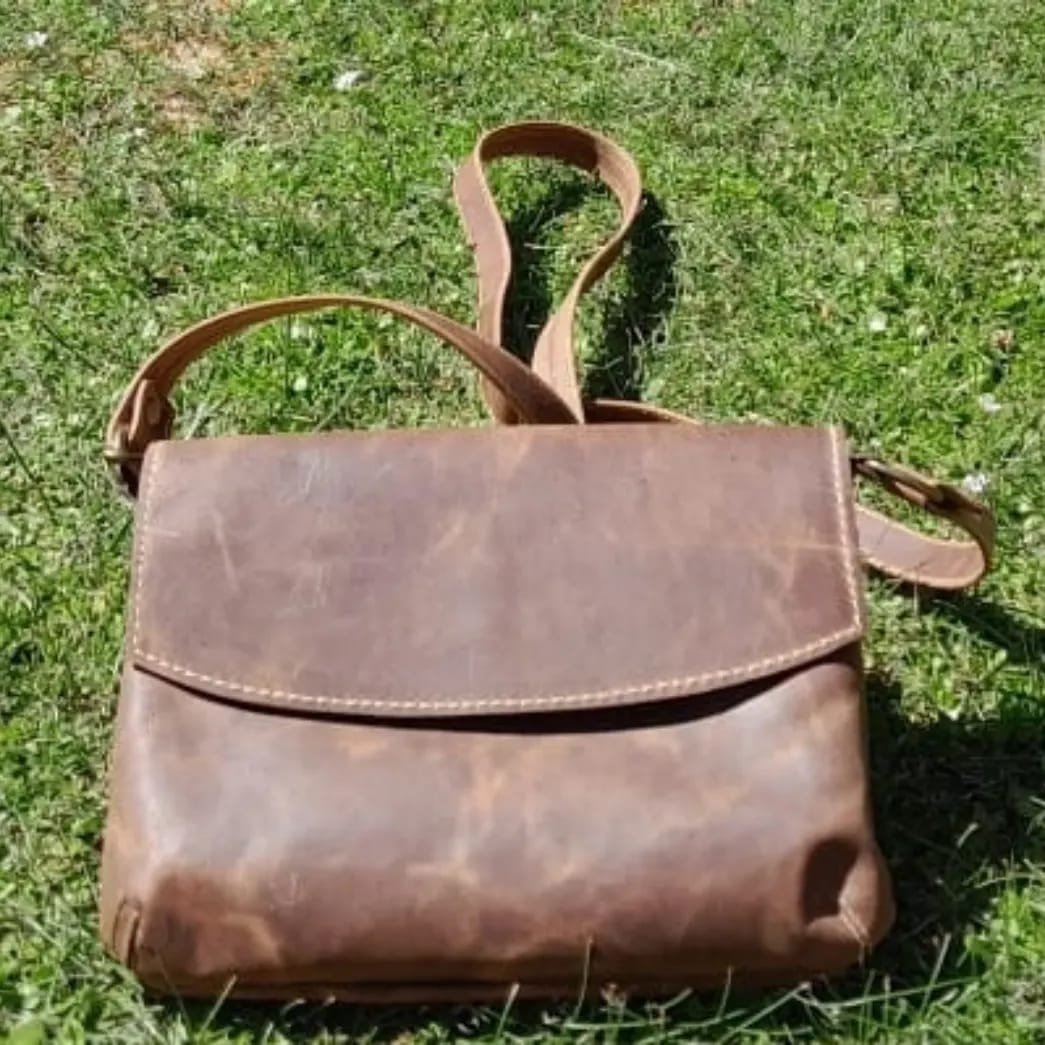 Cartera clásica modelo Sofía en cuero café